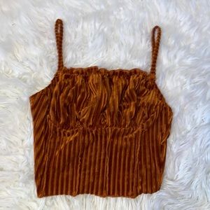 Very cute crop top. Great for fall occasion’s!